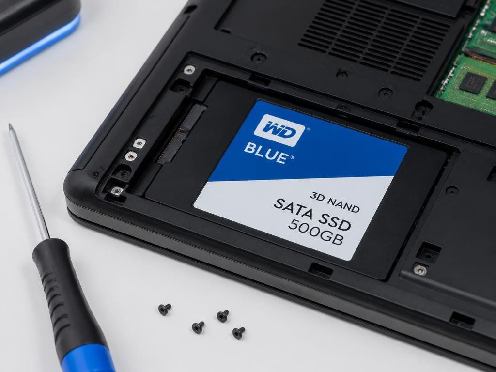 SSD novo instalado no compartimento do notebook